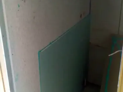 Montáž sádrokartonu na stěnu s pěnou a šroubováním v Hradci Králové