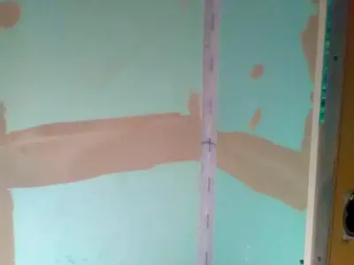 Instalace hydroizolační pásky v rozích koupelny v Hradci Králové