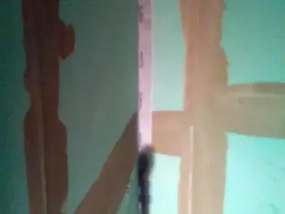 Instalace hydroizolační pásky v rozích koupelny v Hradci Králové