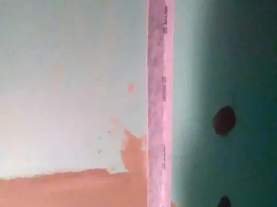 Instalace hydroizolační pásky v rozích koupelny v Hradci Králové