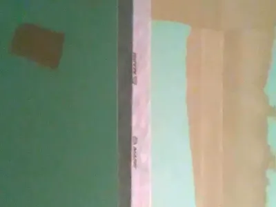 Instalace hydroizolační pásky v rozích koupelny v Hradci Králové