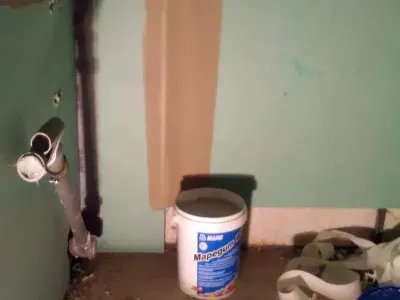 Nátěr hydroizolace ve dvou vrstvách na sádrokarton v Hradci Králové