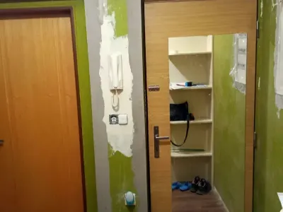 Zapravení rýh po elektroinstalaci – Hradec Králové