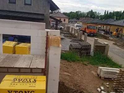Bednění patek pod překlady – stavba domu Hradec Králové