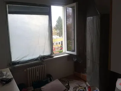 Zakrytí podlahy a vybavení před rekonstrukcí v Hradci Králové