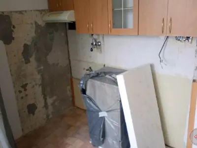 Odsekání starého keramického obkladu v kuchyni v Hradci Králové