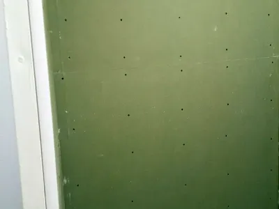 Montáž sádrokartonu v koupelně přes umakart v Hradci Králové