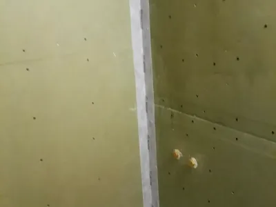 Montáž hydroizolace v rozích koupelny v Hradci Králové