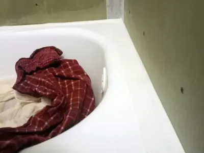 Montáž hydroizolace v rozích koupelny v Hradci Králové