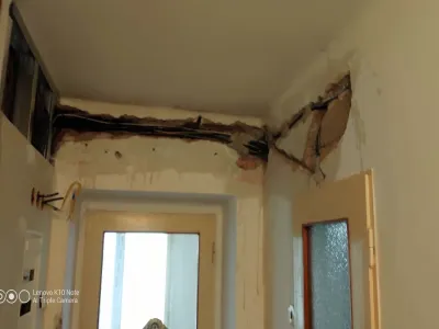 Zaházení maltou elektrikářských rýh a jiné – rekonstrukce vstupu a schodiště, Hradec Králové